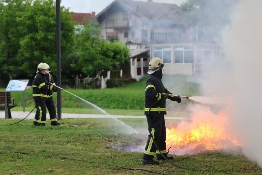 VATROGASNI CENTAR PLETERNICA: Na prostoru Športsko-rekreacijskog centra održana združena pokazna vježba