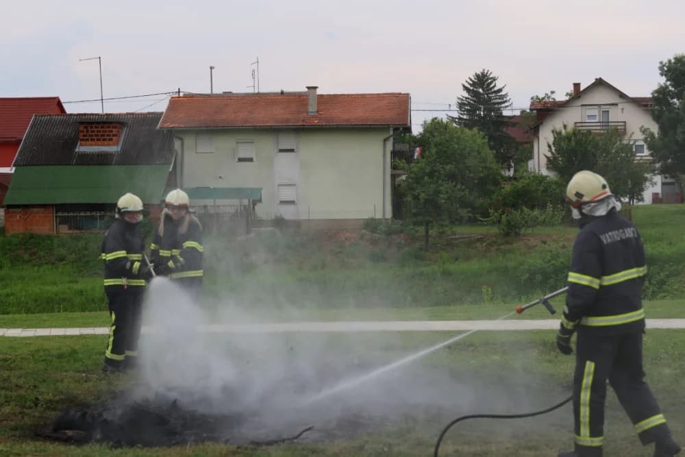 VATROGASNI CENTAR PLETERNICA: Na prostoru Športsko-rekreacijskog centra održana združena pokazna vježba