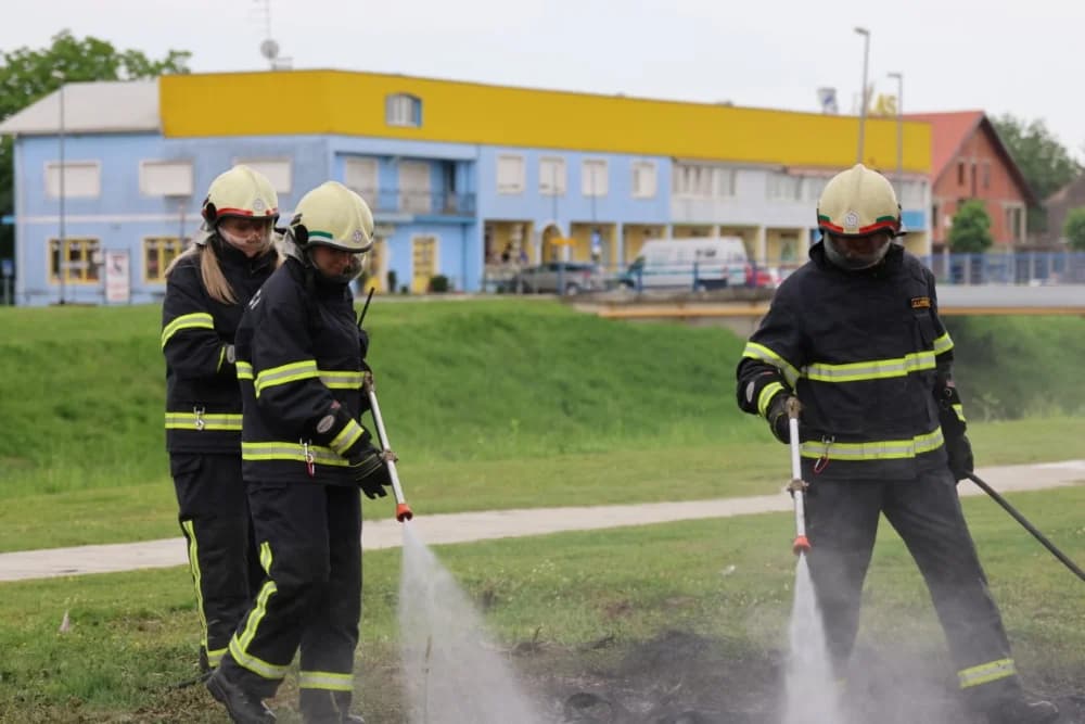VATROGASNI CENTAR PLETERNICA: Na prostoru Športsko-rekreacijskog centra održana združena pokazna vježba