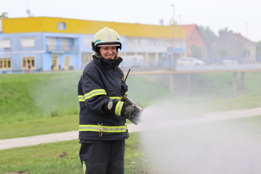 VATROGASNI CENTAR PLETERNICA: Na prostoru Športsko-rekreacijskog centra održana združena pokazna vježba