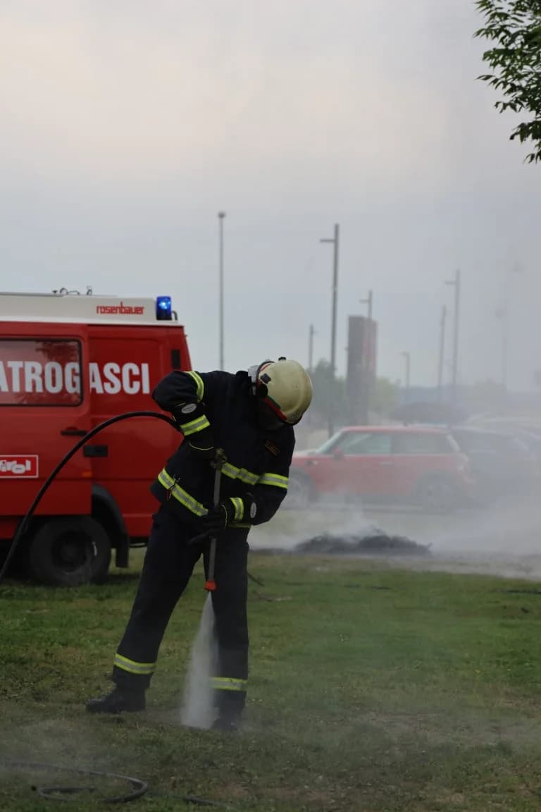 VATROGASNI CENTAR PLETERNICA: Na prostoru Športsko-rekreacijskog centra održana združena pokazna vježba