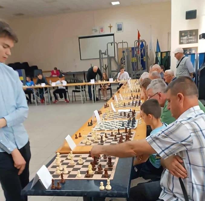 Na šahovskoj simultanci u Slavonskom Brodu sudjelovali i igrači iz Požeštine