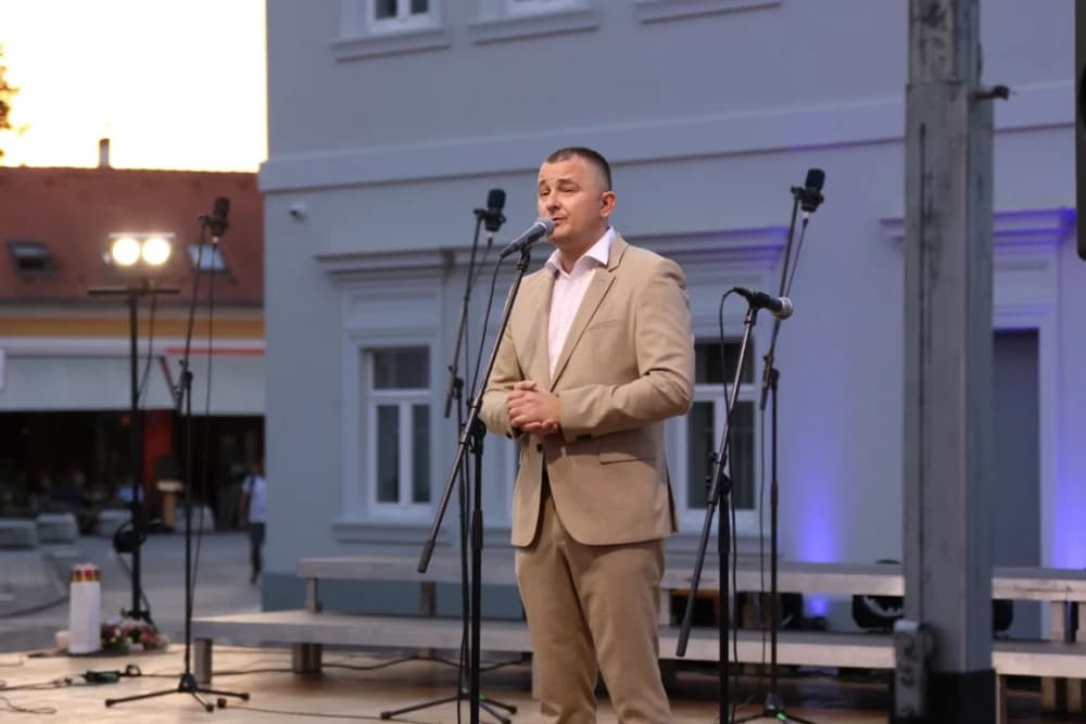 (FOTOGALERIJA) Koncert ispred Katedrale: ʼOvim svečanim koncertom zaokružujemo svoju koncertnu sezonuʼ