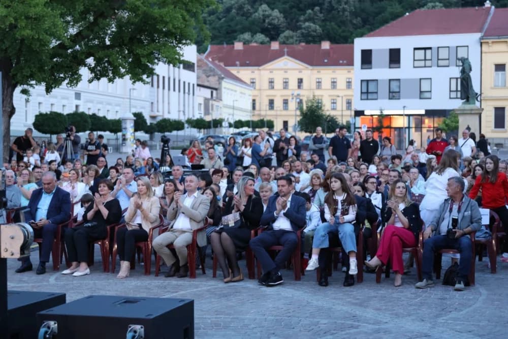 (FOTOGALERIJA) Koncert ispred Katedrale: ʼOvim svečanim koncertom zaokružujemo svoju koncertnu sezonuʼ