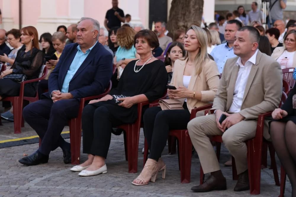 (FOTOGALERIJA) Koncert ispred Katedrale: ʼOvim svečanim koncertom zaokružujemo svoju koncertnu sezonuʼ