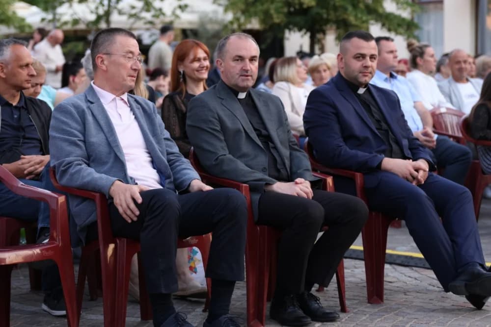 (FOTOGALERIJA) Koncert ispred Katedrale: ʼOvim svečanim koncertom zaokružujemo svoju koncertnu sezonuʼ
