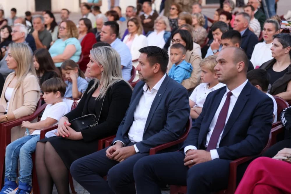 (FOTOGALERIJA) Koncert ispred Katedrale: ʼOvim svečanim koncertom zaokružujemo svoju koncertnu sezonuʼ