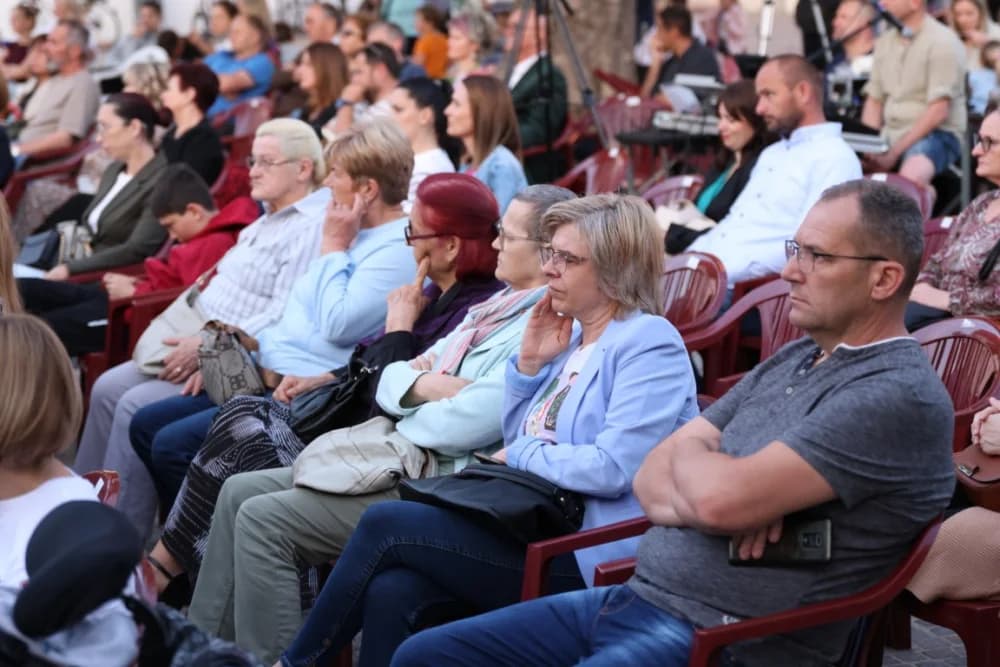 (FOTOGALERIJA) Koncert ispred Katedrale: ʼOvim svečanim koncertom zaokružujemo svoju koncertnu sezonuʼ