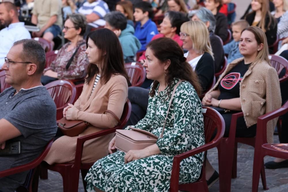 (FOTOGALERIJA) Koncert ispred Katedrale: ʼOvim svečanim koncertom zaokružujemo svoju koncertnu sezonuʼ
