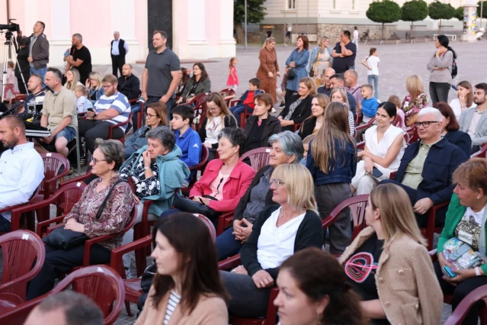 (FOTOGALERIJA) Koncert ispred Katedrale: ʼOvim svečanim koncertom zaokružujemo svoju koncertnu sezonuʼ
