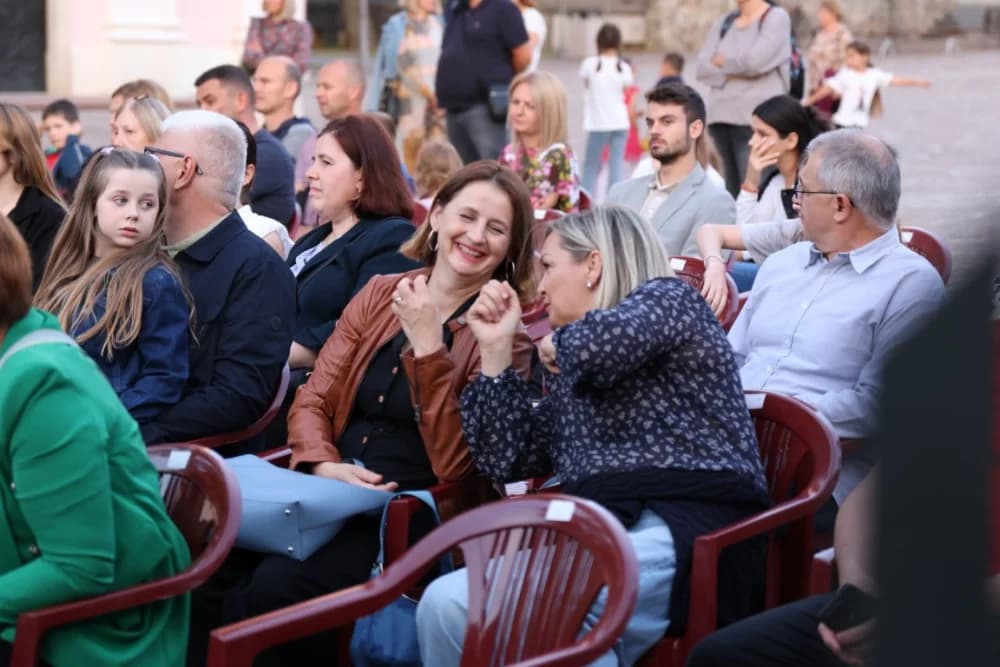 (FOTOGALERIJA) Koncert ispred Katedrale: ʼOvim svečanim koncertom zaokružujemo svoju koncertnu sezonuʼ
