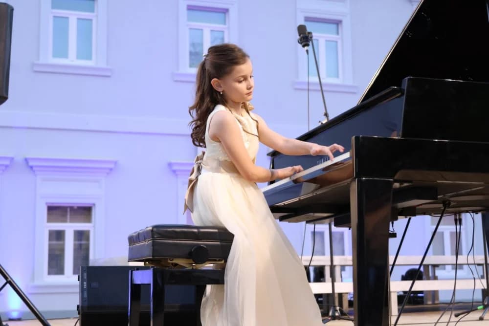 (FOTOGALERIJA) Koncert ispred Katedrale: ʼOvim svečanim koncertom zaokružujemo svoju koncertnu sezonuʼ