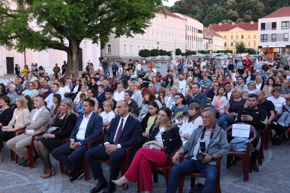 (FOTOGALERIJA) Koncert ispred Katedrale: ʼOvim svečanim koncertom zaokružujemo svoju koncertnu sezonuʼ