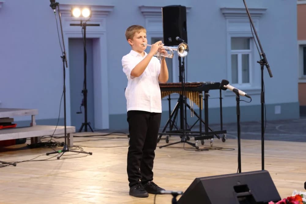 (FOTOGALERIJA) Koncert ispred Katedrale: ʼOvim svečanim koncertom zaokružujemo svoju koncertnu sezonuʼ
