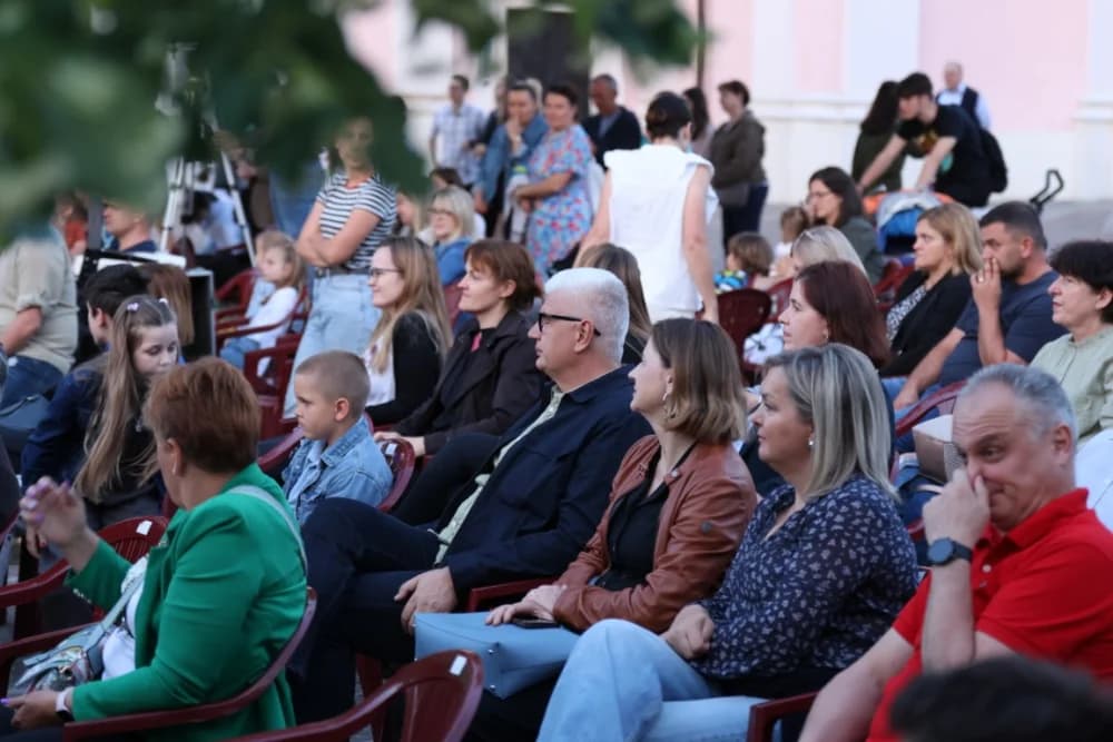 (FOTOGALERIJA) Koncert ispred Katedrale: ʼOvim svečanim koncertom zaokružujemo svoju koncertnu sezonuʼ