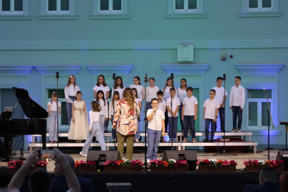 (FOTOGALERIJA) Koncert ispred Katedrale: ʼOvim svečanim koncertom zaokružujemo svoju koncertnu sezonuʼ