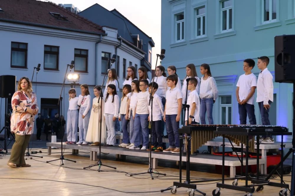 (FOTOGALERIJA) Koncert ispred Katedrale: ʼOvim svečanim koncertom zaokružujemo svoju koncertnu sezonuʼ