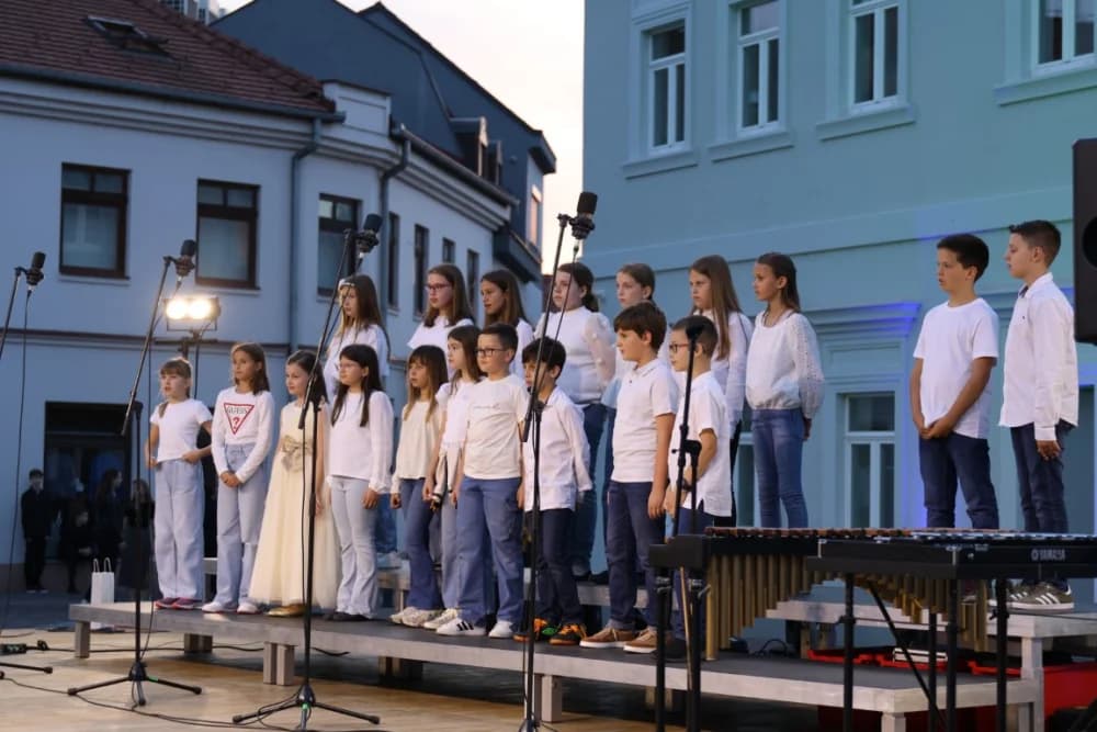 (FOTOGALERIJA) Koncert ispred Katedrale: ʼOvim svečanim koncertom zaokružujemo svoju koncertnu sezonuʼ
