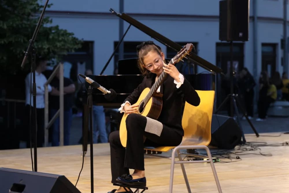 (FOTOGALERIJA) Koncert ispred Katedrale: ʼOvim svečanim koncertom zaokružujemo svoju koncertnu sezonuʼ