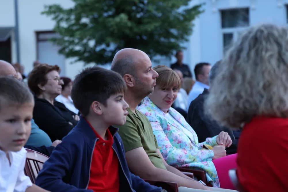 (FOTOGALERIJA) Koncert ispred Katedrale: ʼOvim svečanim koncertom zaokružujemo svoju koncertnu sezonuʼ