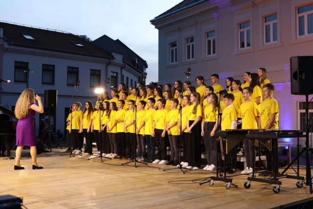 (FOTOGALERIJA) Koncert ispred Katedrale: ʼOvim svečanim koncertom zaokružujemo svoju koncertnu sezonuʼ