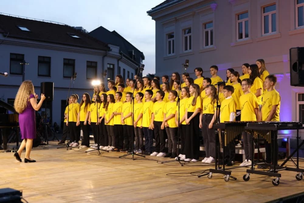 (FOTOGALERIJA) Koncert ispred Katedrale: ʼOvim svečanim koncertom zaokružujemo svoju koncertnu sezonuʼ