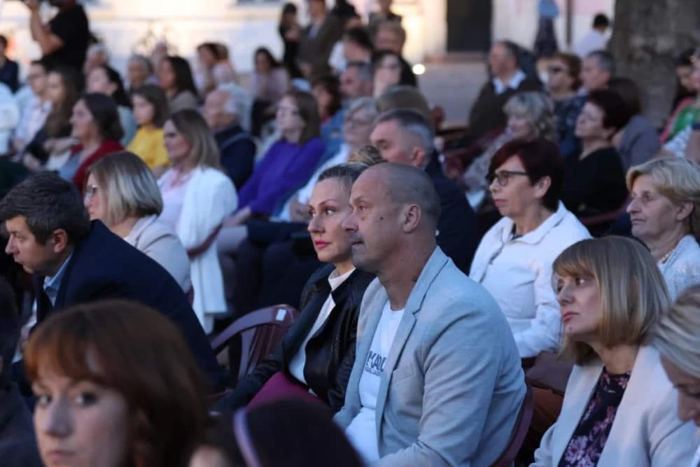 (FOTOGALERIJA) Koncert ispred Katedrale: ʼOvim svečanim koncertom zaokružujemo svoju koncertnu sezonuʼ