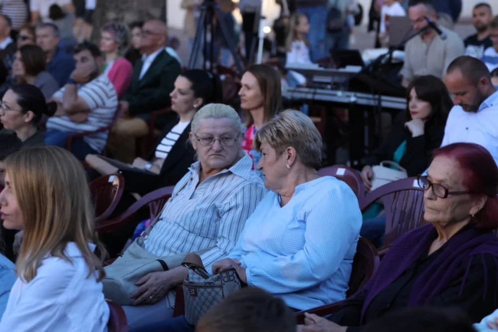 (FOTOGALERIJA) Koncert ispred Katedrale: ʼOvim svečanim koncertom zaokružujemo svoju koncertnu sezonuʼ