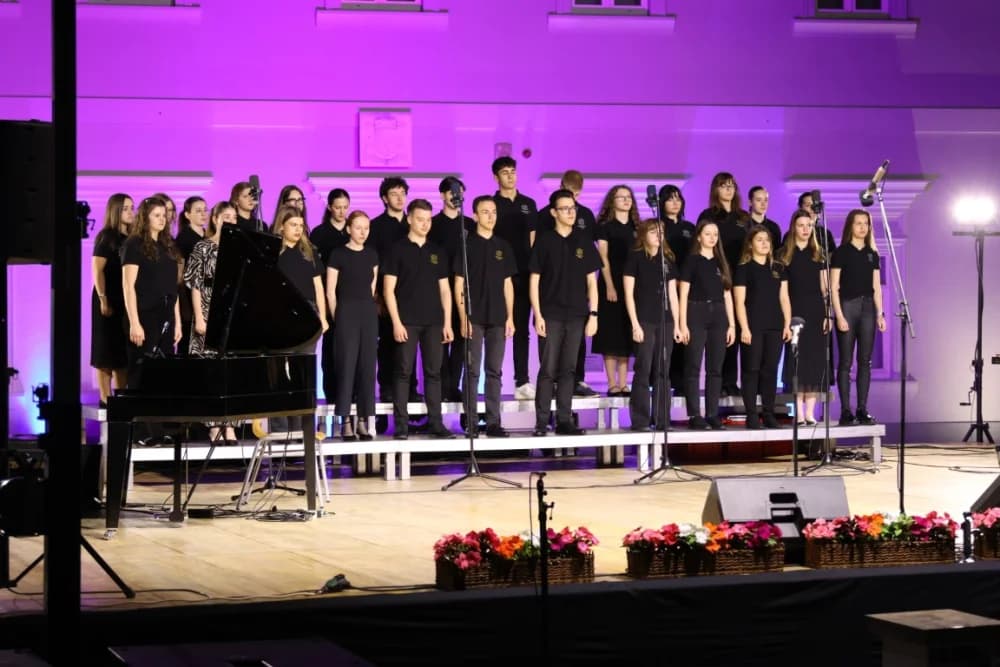 (FOTOGALERIJA) Koncert ispred Katedrale: ʼOvim svečanim koncertom zaokružujemo svoju koncertnu sezonuʼ
