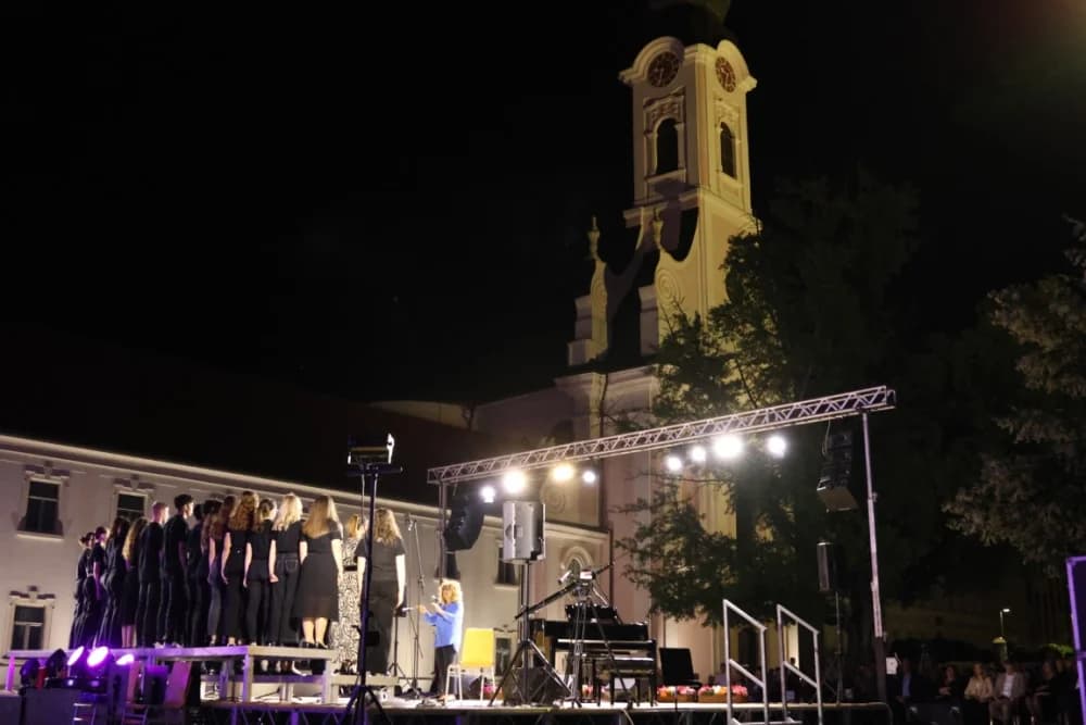 (FOTOGALERIJA) Koncert ispred Katedrale: ʼOvim svečanim koncertom zaokružujemo svoju koncertnu sezonuʼ