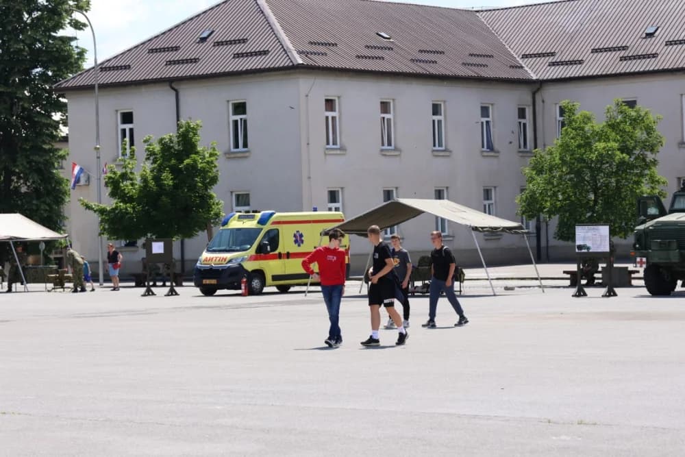 (FOTOGALERIJA) Održan Dan otvorenih vrata u Vojarni 123. brigade