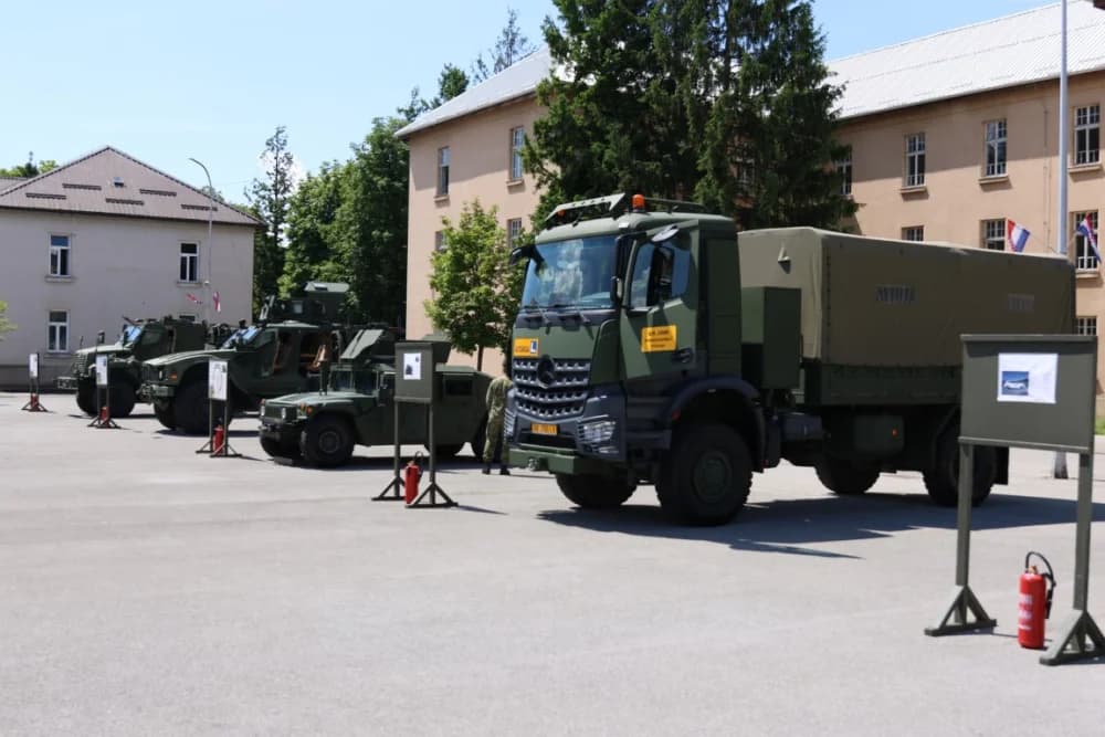 (FOTOGALERIJA) Održan Dan otvorenih vrata u Vojarni 123. brigade