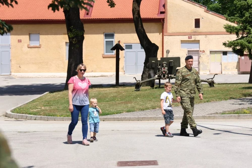 (FOTOGALERIJA) Održan Dan otvorenih vrata u Vojarni 123. brigade