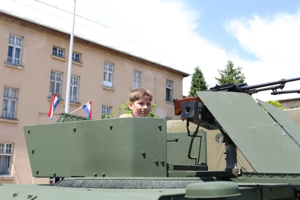 (FOTOGALERIJA) Održan Dan otvorenih vrata u Vojarni 123. brigade