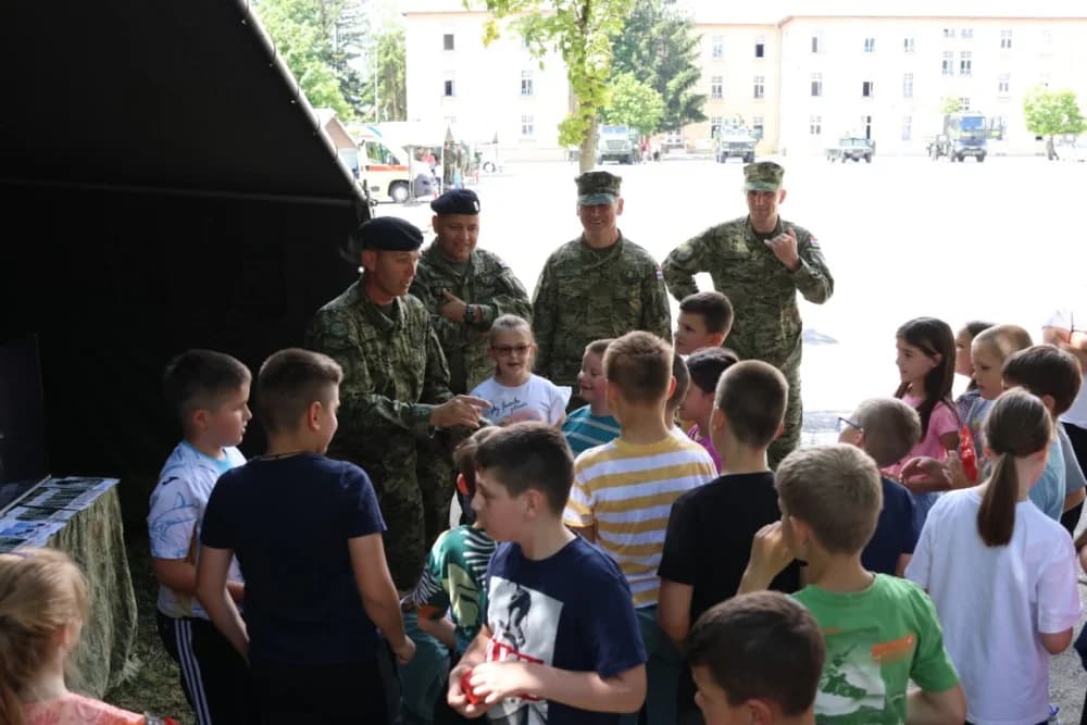 (FOTOGALERIJA) Održan Dan otvorenih vrata u Vojarni 123. brigade