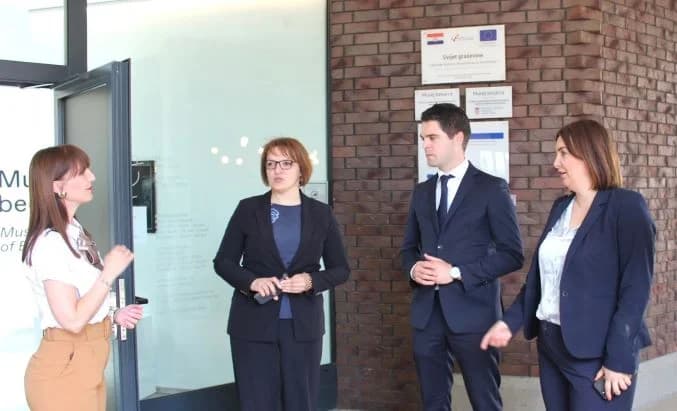 U pratnji županice Antonije Jozić, hrvatski europarlamentarac Karlo Ressler posjetio Muzej bećarca