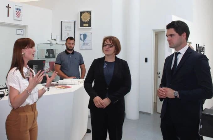 U pratnji županice Antonije Jozić, hrvatski europarlamentarac Karlo Ressler posjetio Muzej bećarca