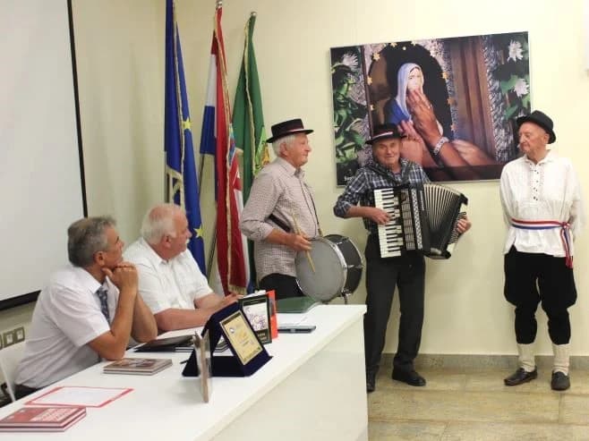Otvorena likovna izložba Šimuna Šekelje i održana večer poezije Ivana Abibovića