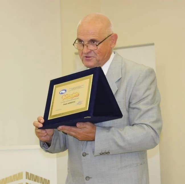Otvorena likovna izložba Šimuna Šekelje i održana večer poezije Ivana Abibovića