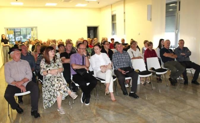 Otvorena likovna izložba Šimuna Šekelje i održana večer poezije Ivana Abibovića
