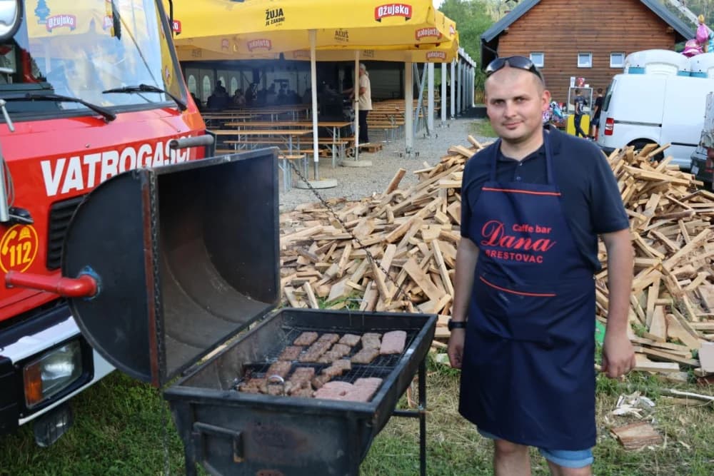 (FOTOGALERIJA) Najbolji majstori ribljeg paprikaša su tandem Božo i Jela, te dva Milkovića Vlado i Branko