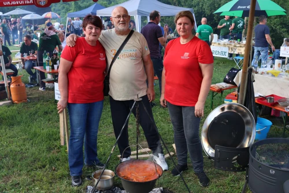 (FOTOGALERIJA) Najbolji majstori ribljeg paprikaša su tandem Božo i Jela, te dva Milkovića Vlado i Branko