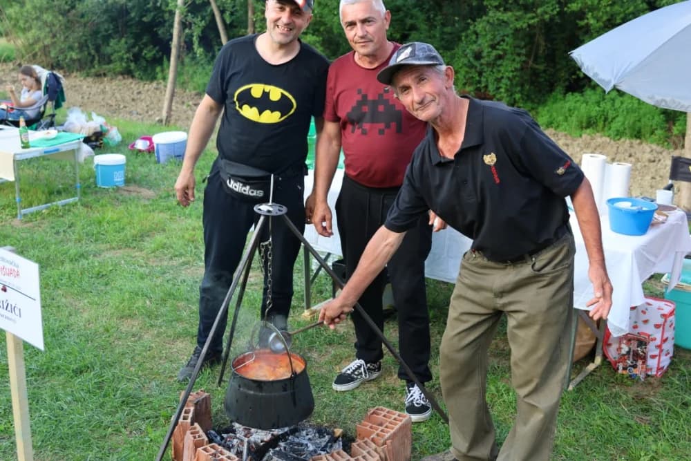(FOTOGALERIJA) Najbolji majstori ribljeg paprikaša su tandem Božo i Jela, te dva Milkovića Vlado i Branko