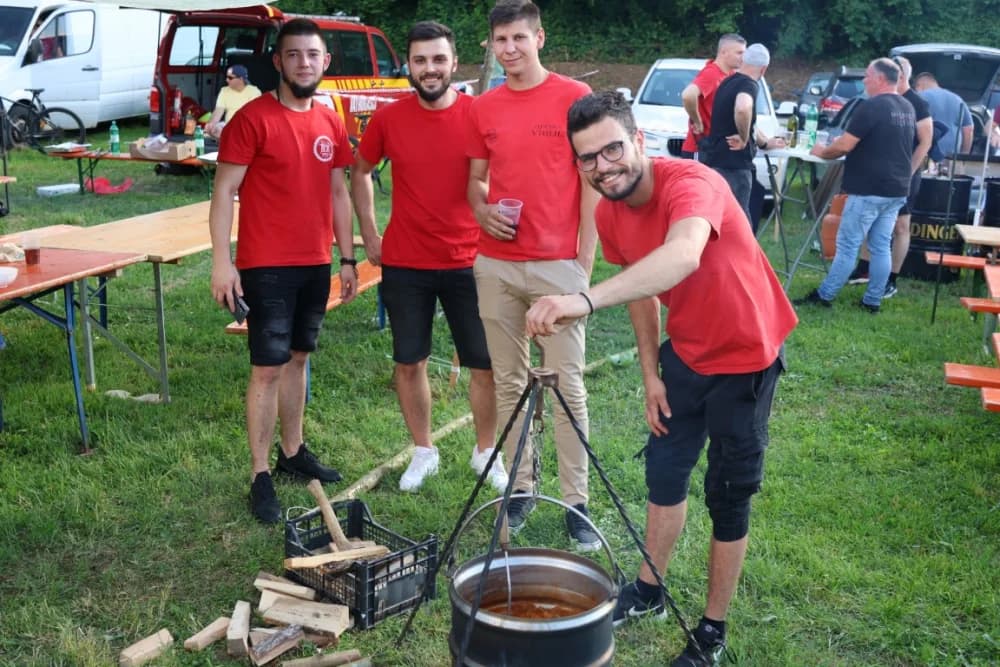 (FOTOGALERIJA) Najbolji majstori ribljeg paprikaša su tandem Božo i Jela, te dva Milkovića Vlado i Branko