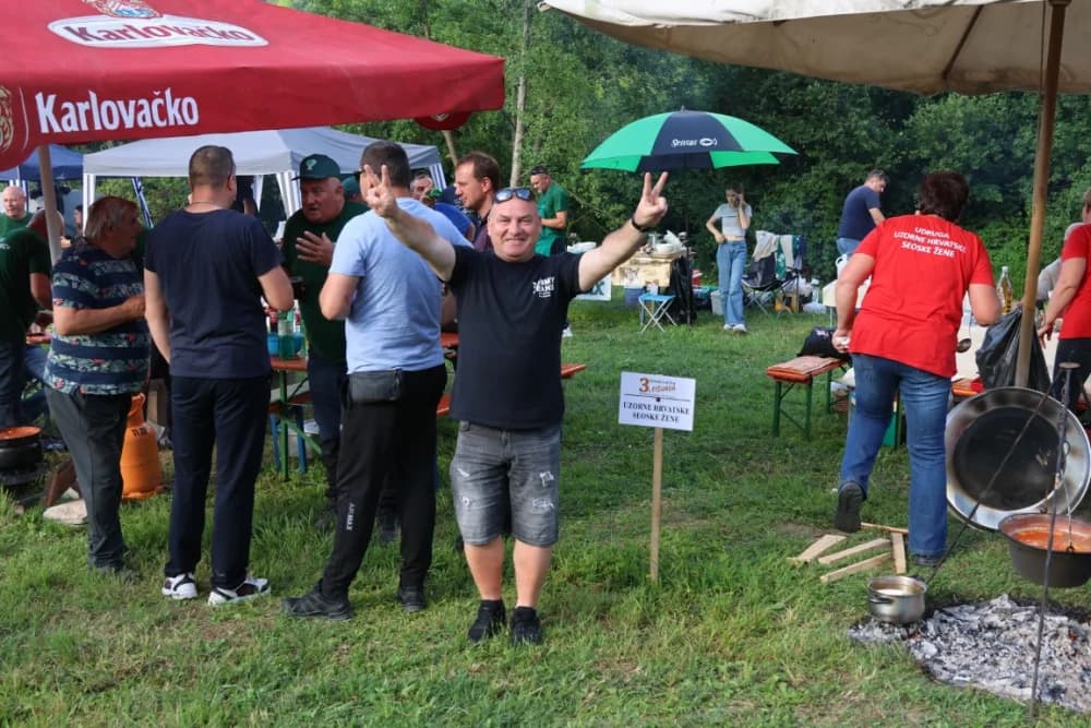 (FOTOGALERIJA) Najbolji majstori ribljeg paprikaša su tandem Božo i Jela, te dva Milkovića Vlado i Branko