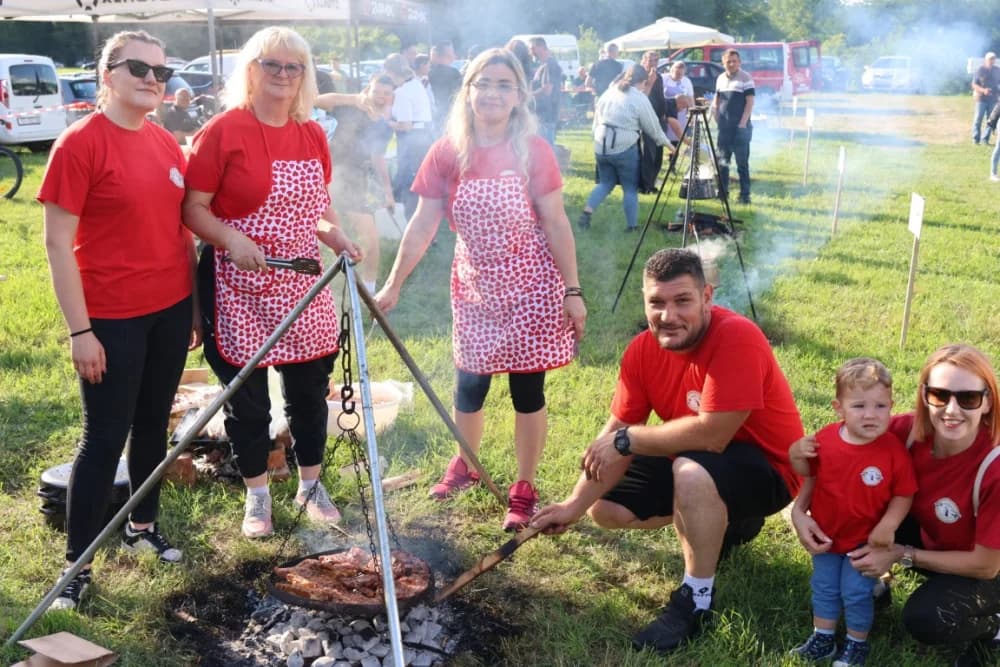 (FOTOGALERIJA) Najbolji majstori ribljeg paprikaša su tandem Božo i Jela, te dva Milkovića Vlado i Branko