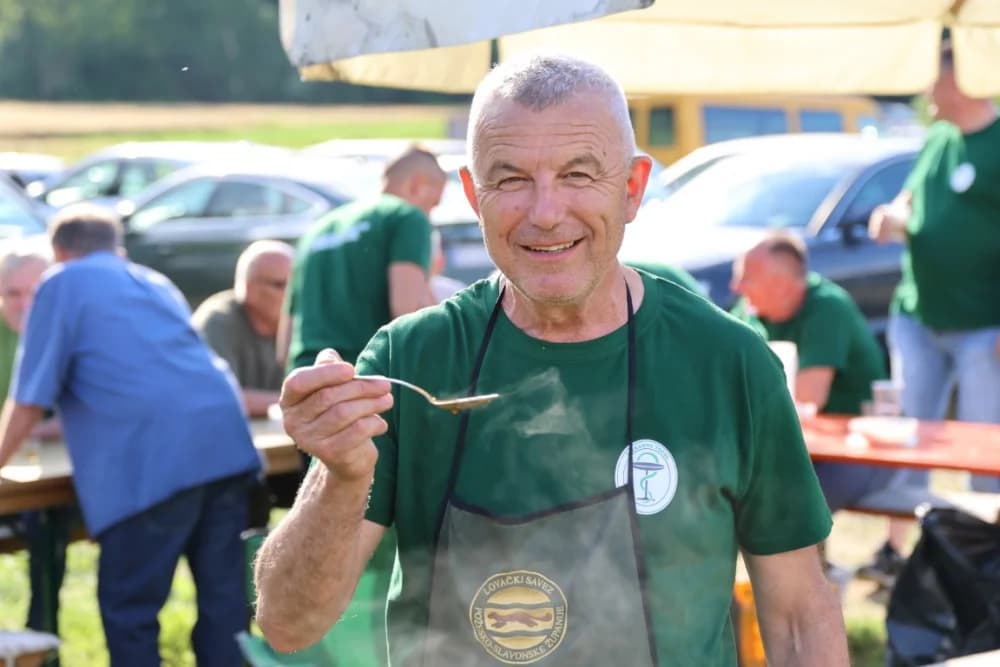 (FOTOGALERIJA) Najbolji majstori ribljeg paprikaša su tandem Božo i Jela, te dva Milkovića Vlado i Branko