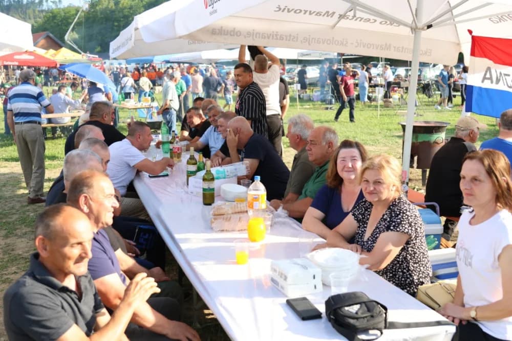 (FOTOGALERIJA) Najbolji majstori ribljeg paprikaša su tandem Božo i Jela, te dva Milkovića Vlado i Branko
