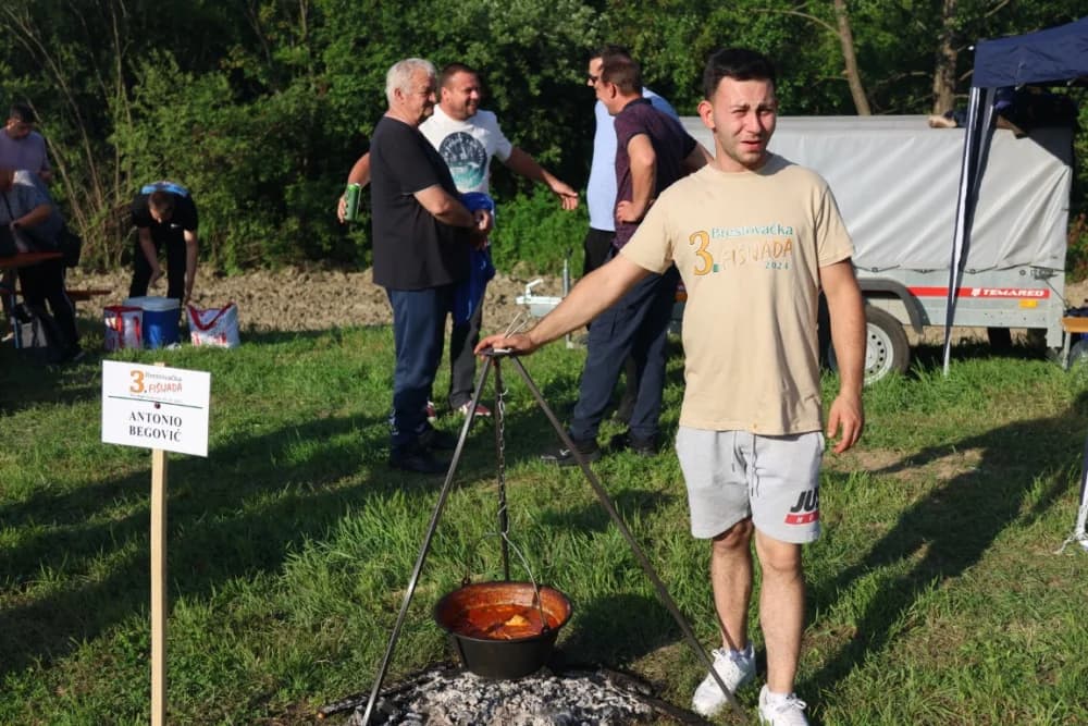(FOTOGALERIJA) Najbolji majstori ribljeg paprikaša su tandem Božo i Jela, te dva Milkovića Vlado i Branko
