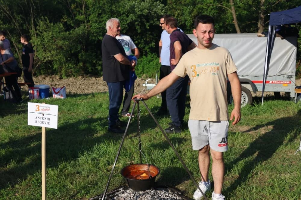 (FOTOGALERIJA) Najbolji majstori ribljeg paprikaša su tandem Božo i Jela, te dva Milkovića Vlado i Branko